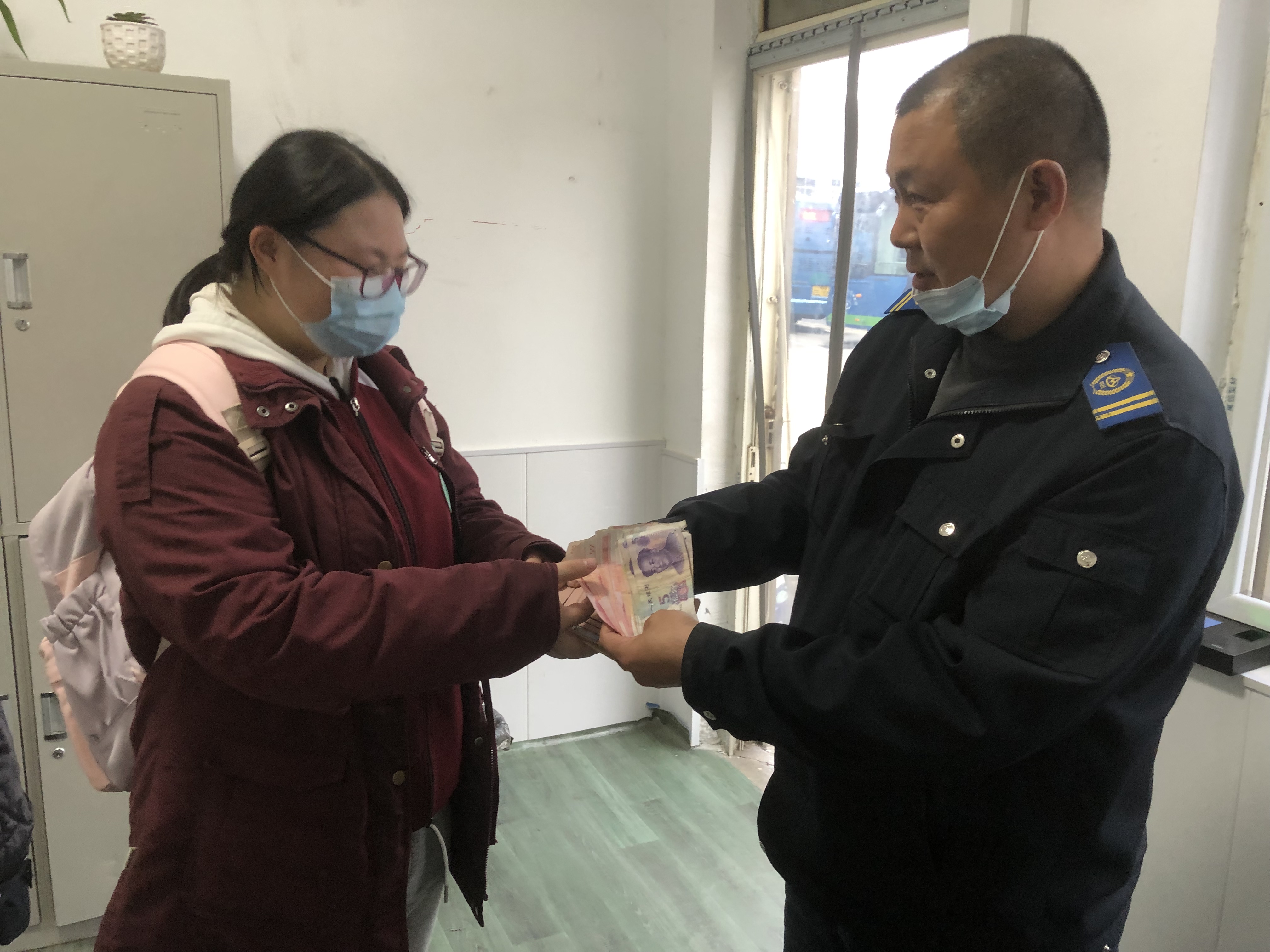 快速公交事業(yè)部駕駛員劉文龍、葛仲亞撿手機(jī)歸還乘客獲感謝