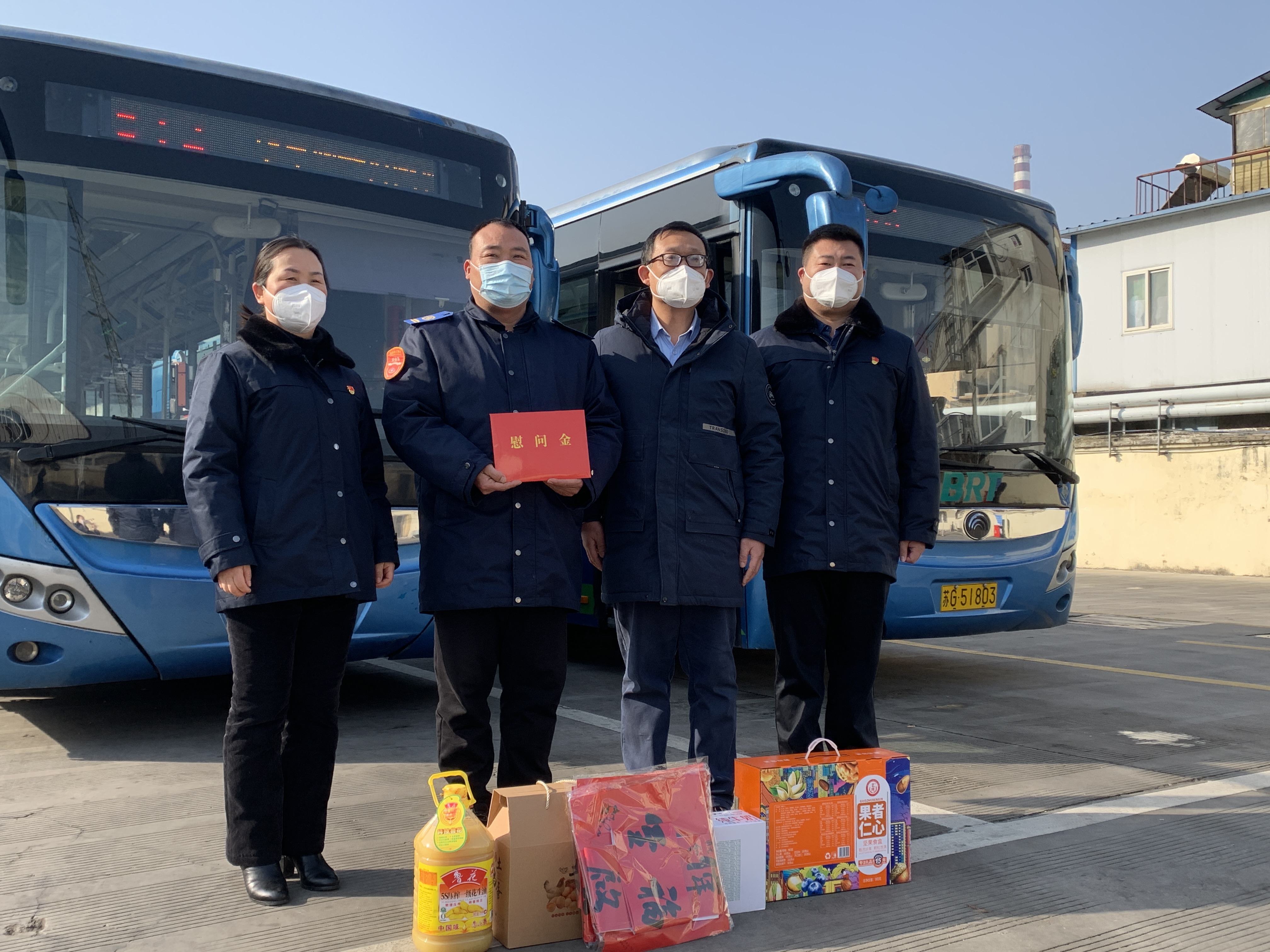 區(qū)委宣傳部副部長(zhǎng)、文明辦主任、海州區(qū)委霍部長(zhǎng)走訪(fǎng)慰問(wèn)見(jiàn)義勇為駕駛員龐洪剛