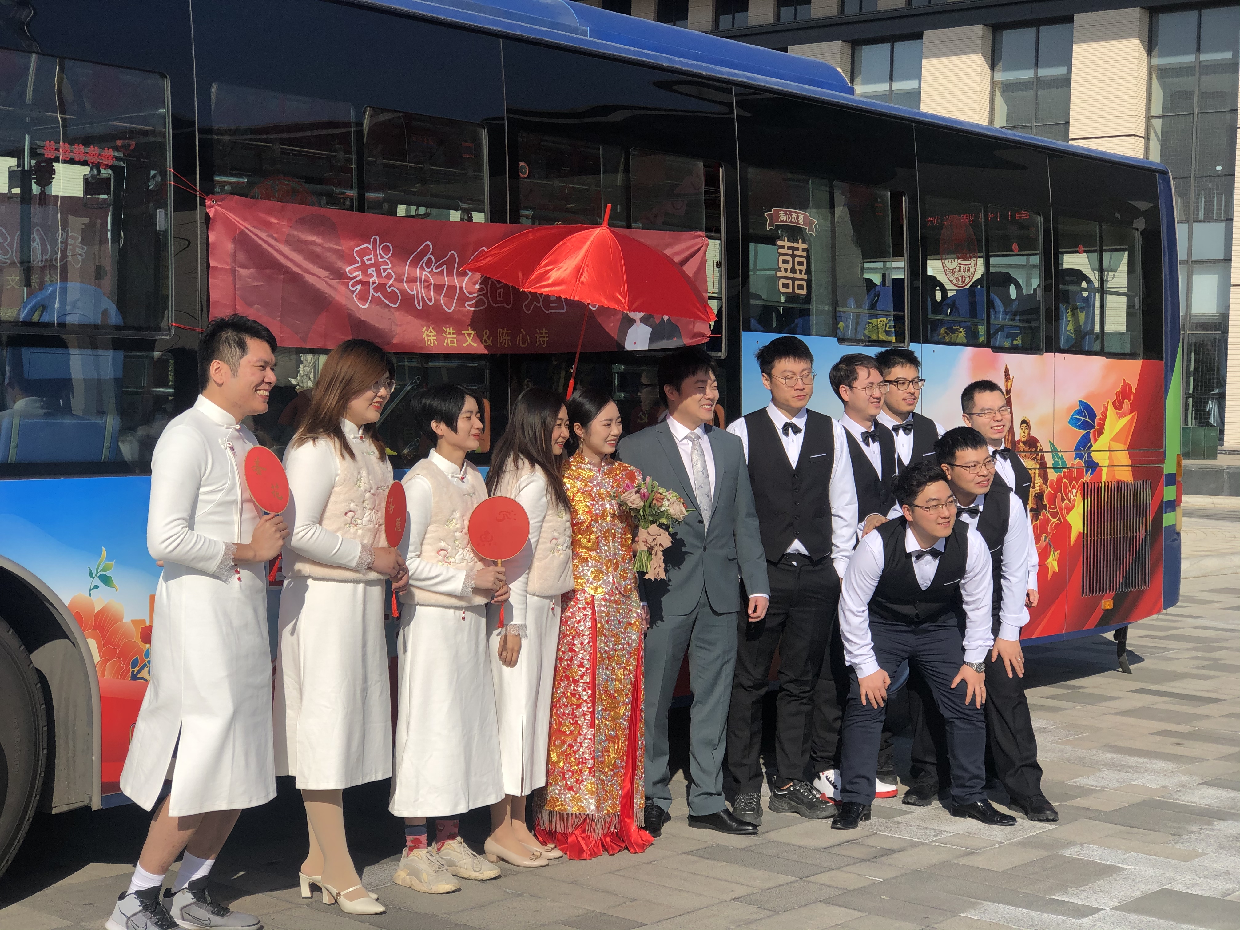 “我們結(jié)婚啦”，公交變“婚車”，黨建車廂見證新人的幸福時(shí)刻