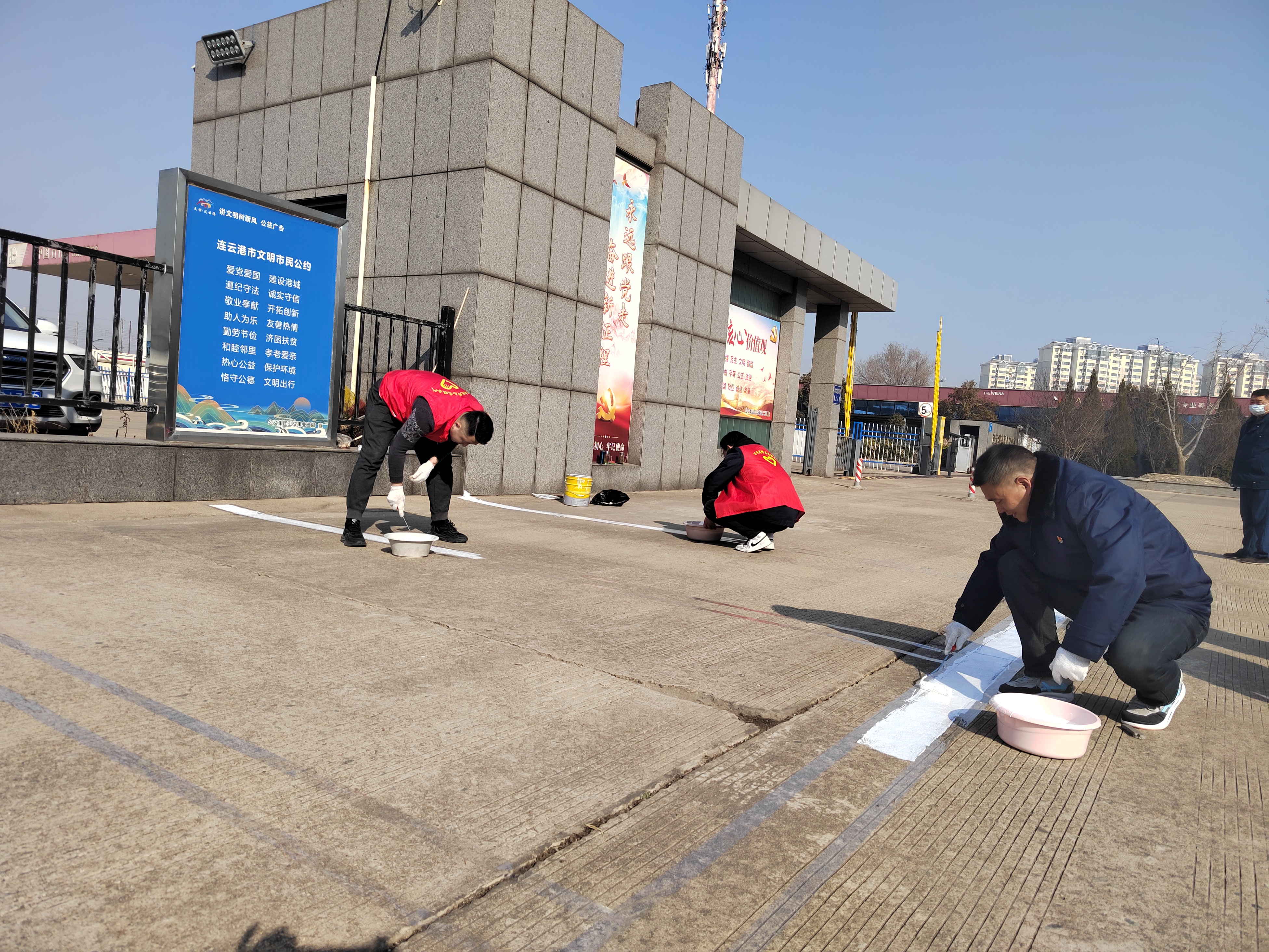 公交集團(tuán)公交事業(yè)二部組織開(kāi)展場(chǎng)站 停車位劃線志愿服務(wù)活動(dòng)