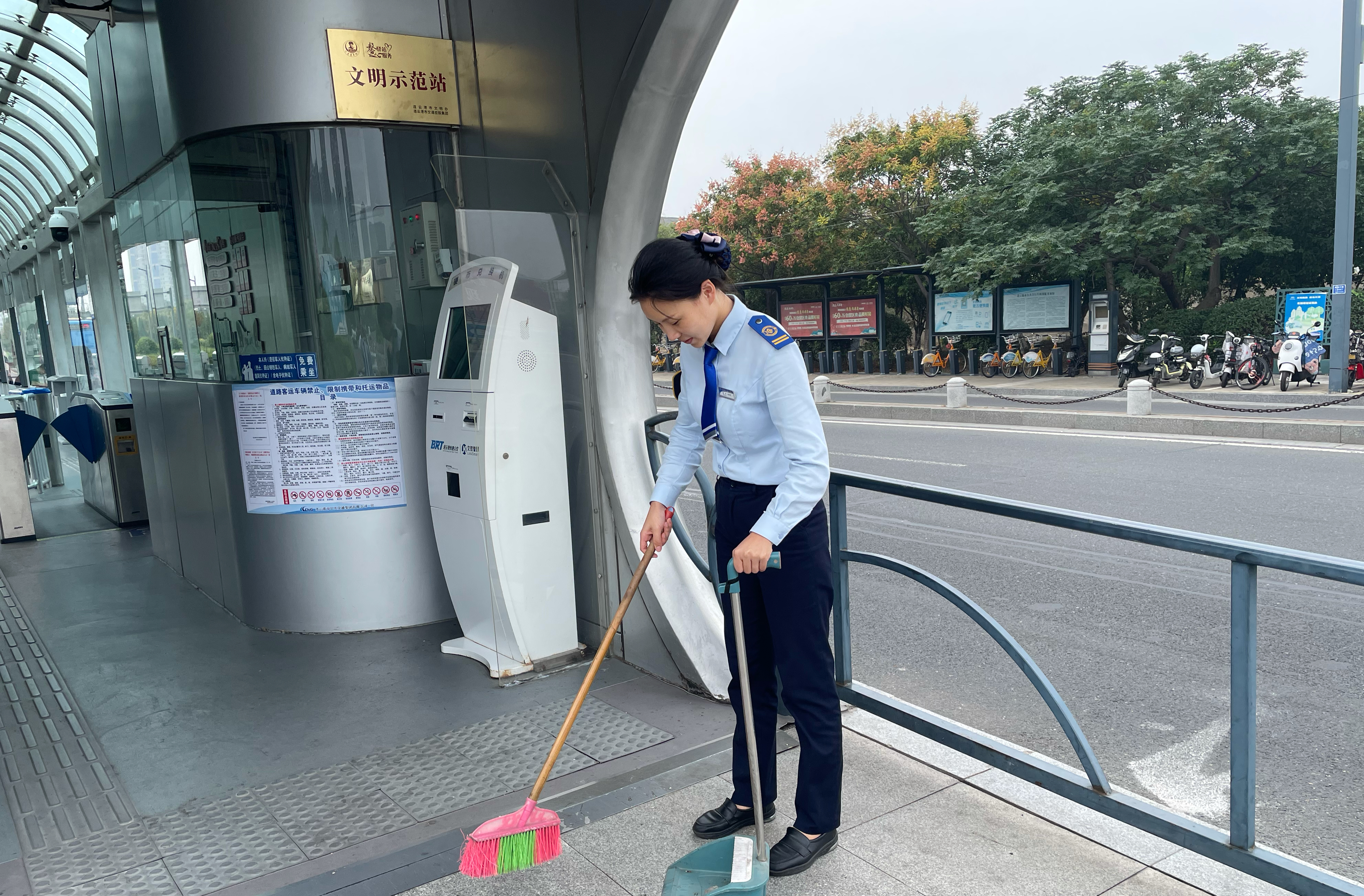 快速公交事業(yè)部站務(wù)員楊冉 歸還乘客丟失的手機獲感謝