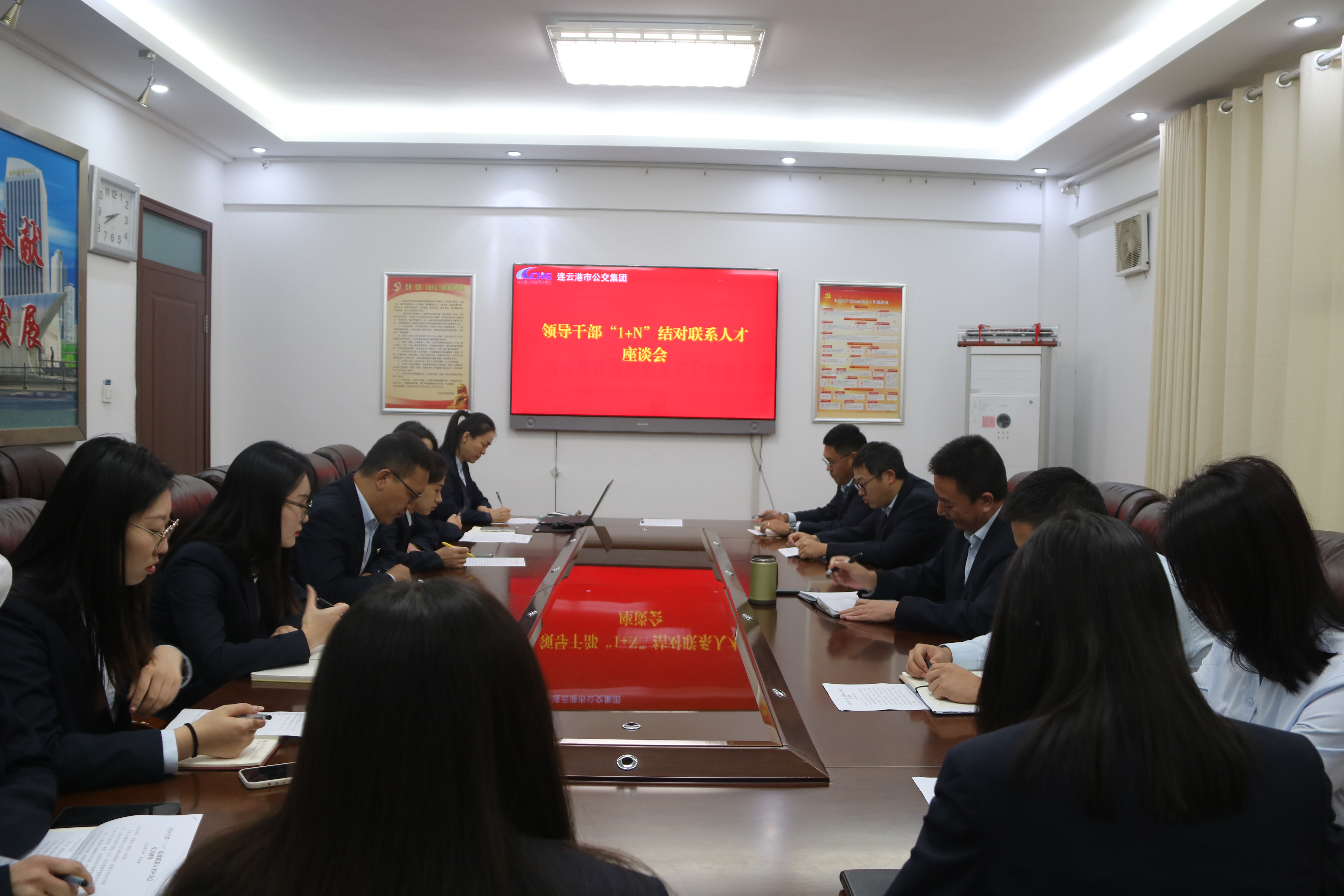 公交集團黨委組織開展領(lǐng)導(dǎo)干部“1+N”結(jié)對聯(lián)系人才座談會