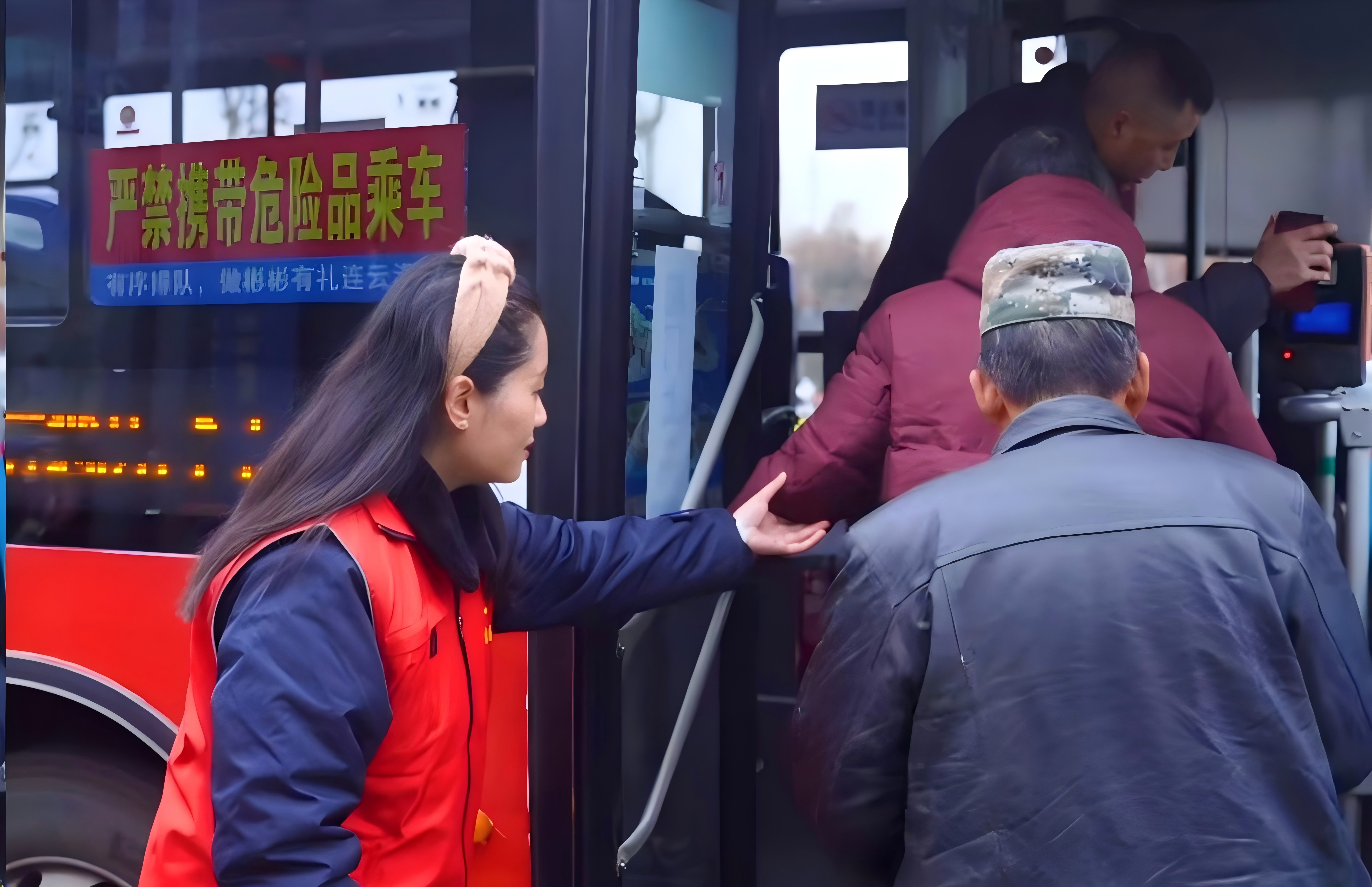 戰(zhàn)嚴(yán)寒保春運(yùn)，公交志愿服務(wù)隊(duì)員的那抹志愿紅正迎風(fēng)而上