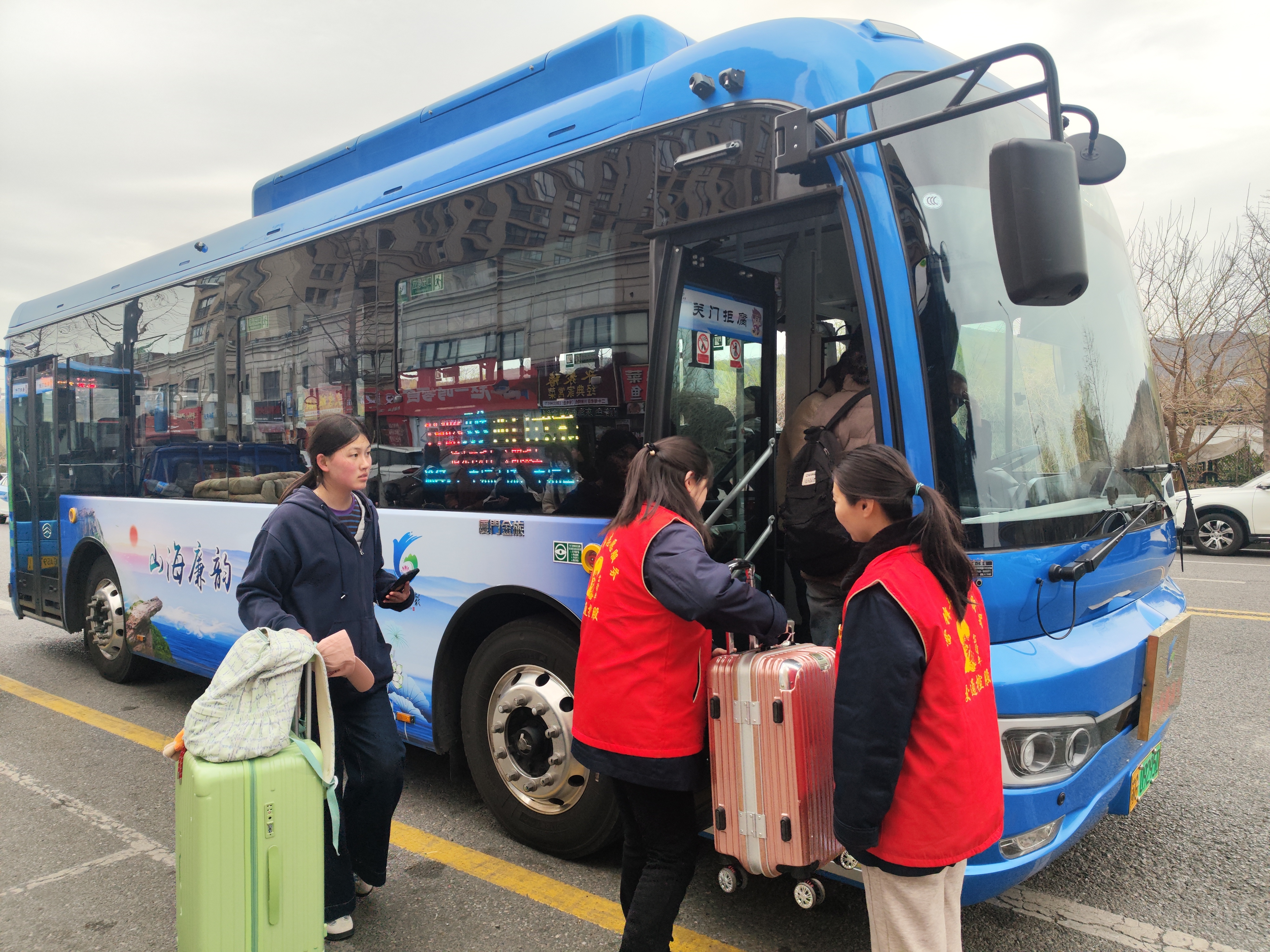 海通公交在廉政車(chē)廂開(kāi)展志愿服務(wù)活動(dòng)