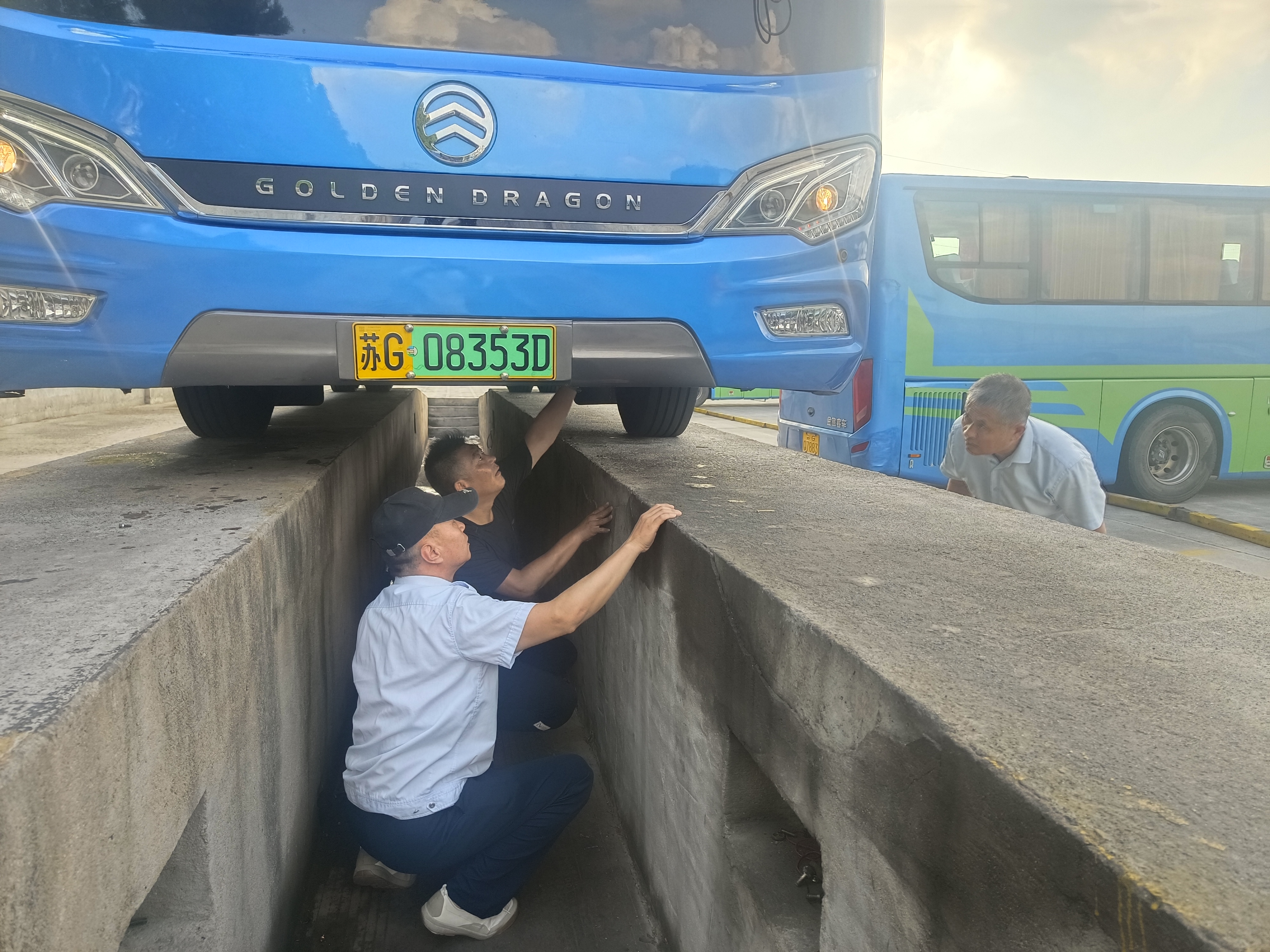 佳連公交公司開展機務(wù)例保檢查，全面保障車輛安全運行