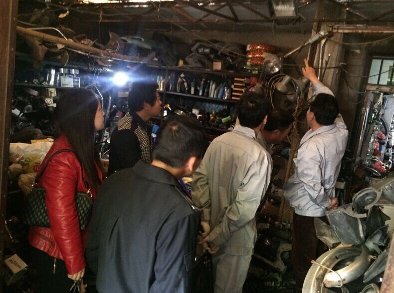 公交維修公司黨員干部協(xié)助社區(qū)開展街道“安檢、違章”治理活動