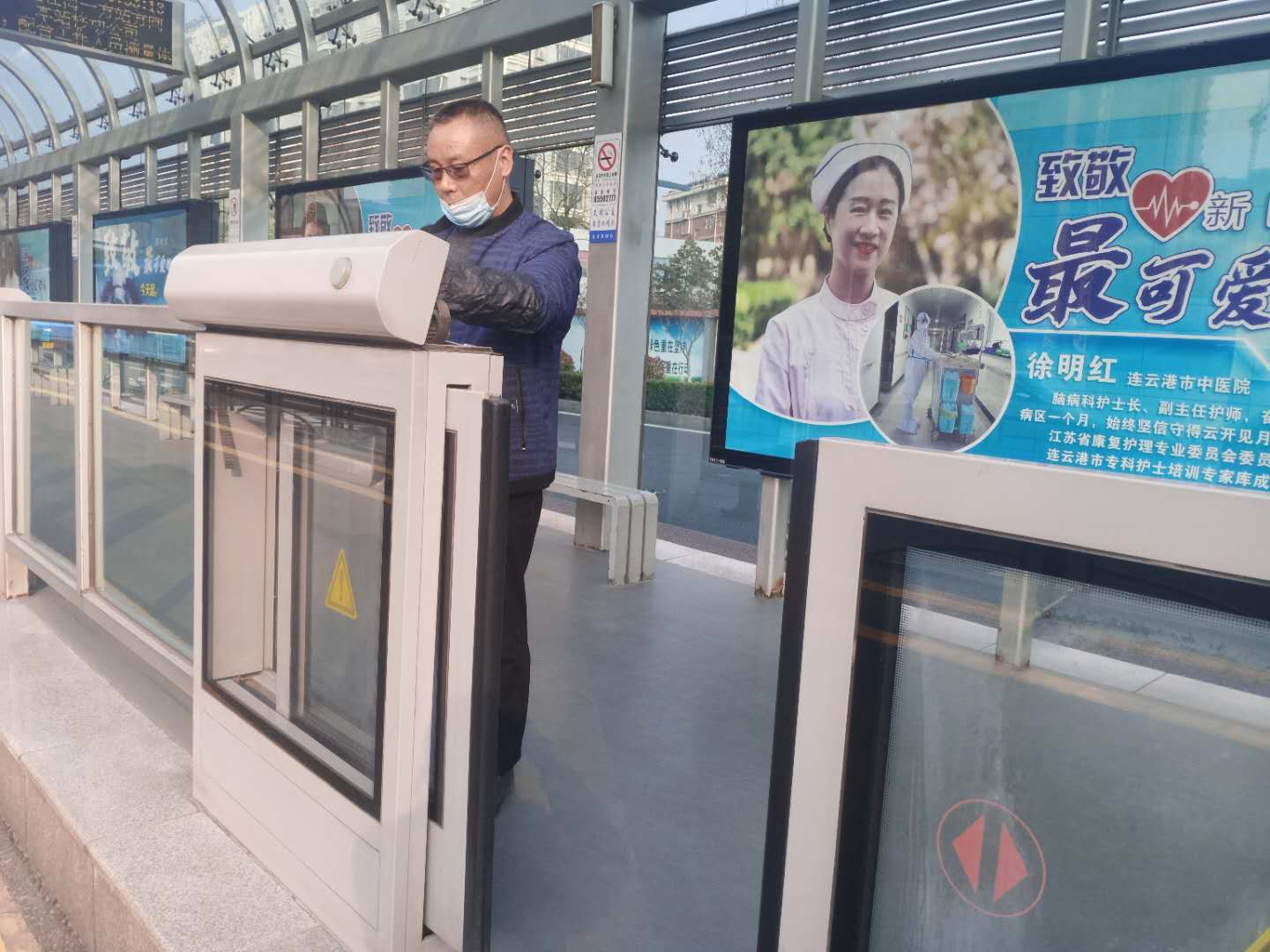 快速公交事業(yè)部對站臺(tái)設(shè)施設(shè)備進(jìn)行檢修
