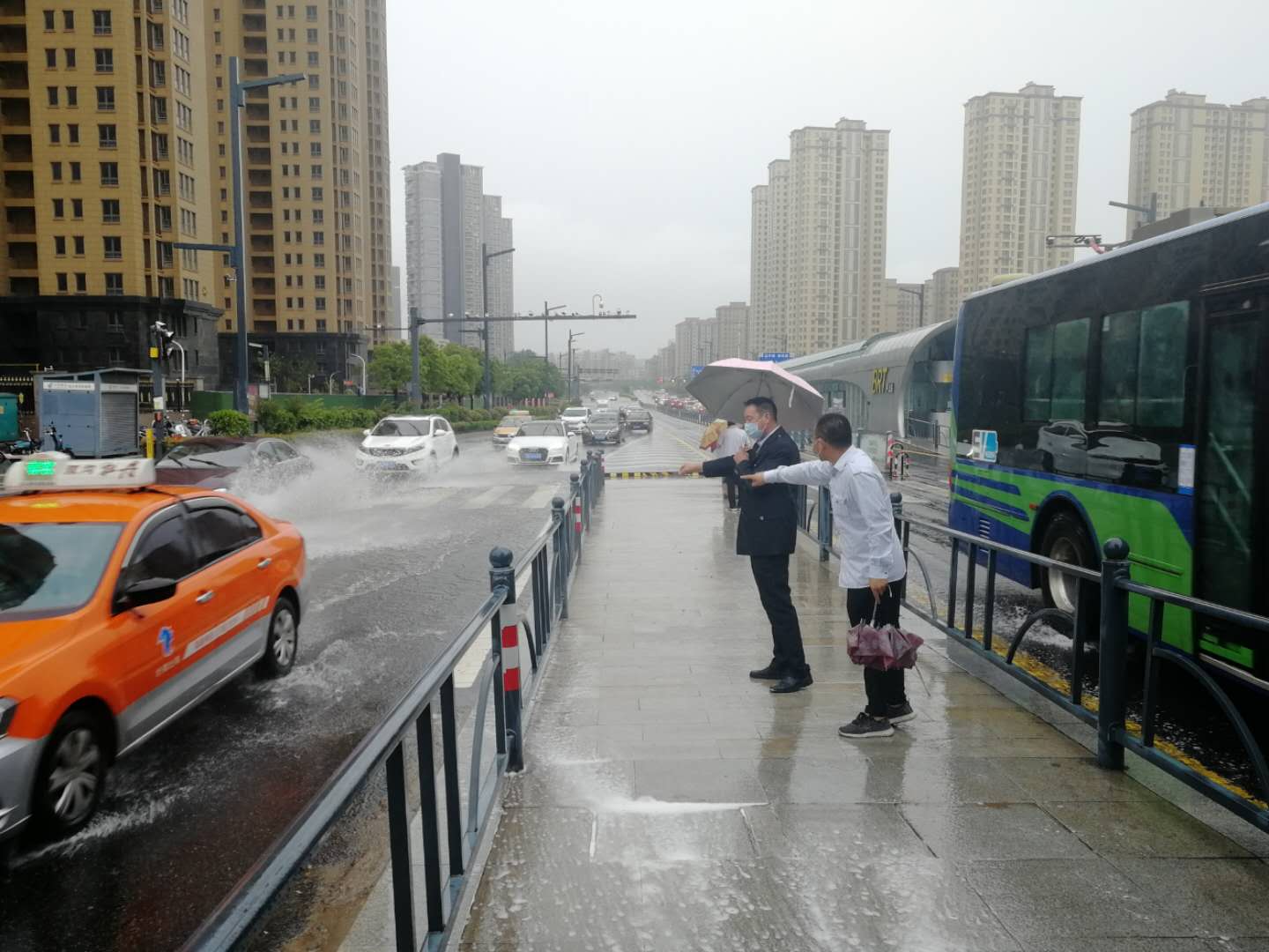 大雨來襲，快速公交事業(yè)部抗?jié)硴岆U全力以赴 為市民出行保駕護(hù)航！