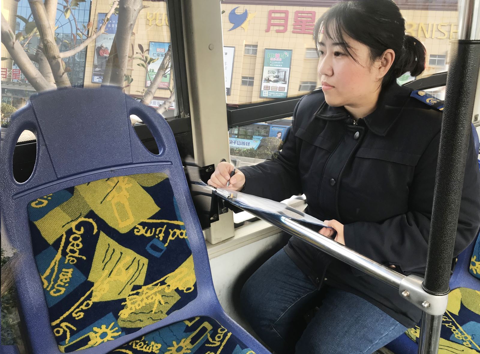 公交集團公交事業(yè)一部對途徑火車站線路開展客流量調研
